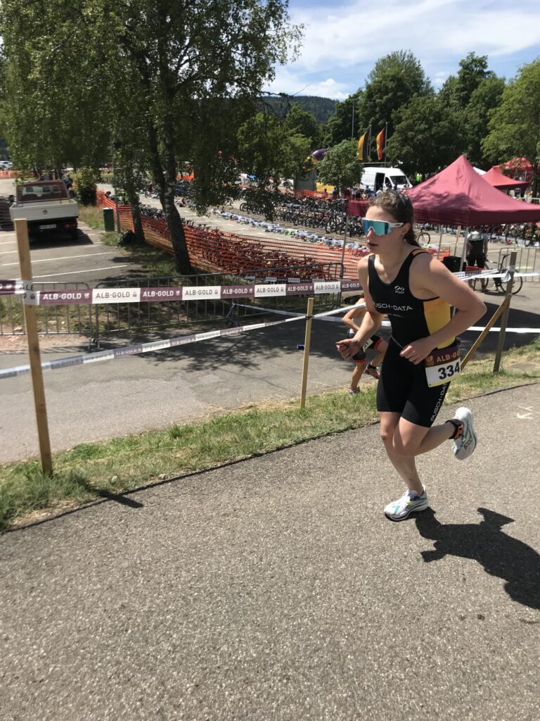 Dritter Rang von Olivia Keiser am deutschen  ALB-Gold Triathlon am Schluchsee